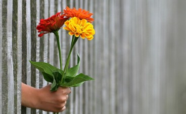 Hand mit Blumenstrauß