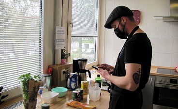 Ein Teilnehmer arbeitet im Rahmen des Projekts "Smarte Inklusion" mit der App in der Küche.