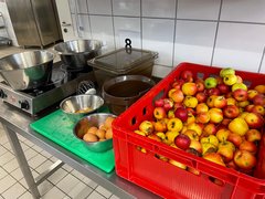 Zubereitung eines Desserts mit Äpfeln