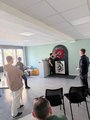 Teilnehmende beim Dartspielen