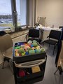 Lockenwickler Foto von dem für den Projekttag eingerichteten Arbeitsplatz, im Vorderung sind Lockenwickler zu sehen.
