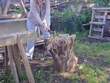 Holzhacken mit Axt Teilnehmende beim Hacken von Holz
