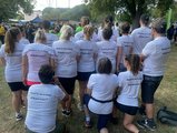 Team in der Rückenansicht. Der Rücken der T-Shirts ist mit folgendem Spruch bedruckt: Wusstest du, dass ein Lächeln 43 Muskeln trainiert?
