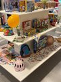 Warenpräsenter mit Spielwaren und Zubehör für den Ersten Schultag