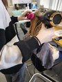 Kundin bim Haare föhnen Foto: Eine Kundin bim Haare föhnen