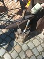 Eisen bei den Bearbeitung Ein Teilnehmender bearbeitet Eisen mit einem Hammer