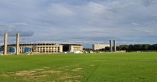 Foto: Große, weite Rasenfläche; im Hintergrund das Olympiastadion