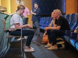 Fachtagung Depression Foto: Prof. Dr. Gold im Gespräch mit Gästen im Kinosaal