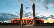 Foto: Das Berliner Olympiastadion beleuchtet und in der Abendsonne