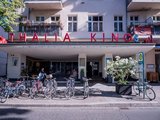Fachtagung Depression Foto von außen auf den Eingangsbereich des Thalia Kino in Babelsberg, davor Fahrräder und ein Pflanztrog.