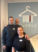 Ausbilderteam des kaufmännischen Bereichs: zwei Männer, eine Frau vor dem picSELL-Logo
