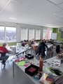 Teilnehmende beim kreativen Arbeiten im Kreativraum