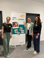 3 Frauen vor einem 40-Jahre faw Roll Up