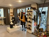 Zu sehen ist der neue Trainingsbereich picSELL: Schuhe, Stiefel sowie Accessoires neben sechs Schaufensterpuppen.