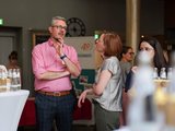 Fachtagung Depression Foto von Cristiano Weinkauf und Nadine Menard im Dialog an einem Stehtisch