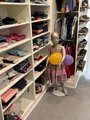 Verkaufsregal für Kleidung und Schaufensterpuppe