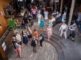 Fachtagung Depression Foto von oben in das mit Besucher*innen gefüllte Kino-Foyer