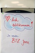 Auf einem Flipchart steht: Herzlich Willkommen im neuen BTZ Jena. 
