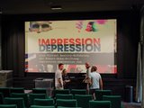 Fachtagung Depression Foto der Leinwand, auf dem Impression Depression eine virtuelle Reality-Erfahrung der Robert-Enke-Stiftung steht.