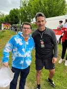 Spieler und Trainer nebeneinander