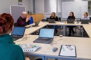 Teilnehmende des Ergotherapeut*innen Workshops im BTZ Gera Foto: Schulungssituation mit Ergotherapeut*innen an einem runden Tisch