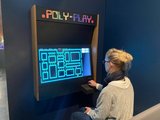 Mitarbeiterin testet ein altes Computerspiel