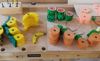 Obst und Blumen aus Holz Foto: Verschiedenes Obst und Blumen aus Holz auf einer Werkbank