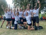 Teamfoto Das Team der Mitarbeitenden des beruflichen Trainingszentrums Plauen in Siegerpose kurz nach dem Lauf