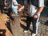 Eisenbearbeitung am Schraubstock Teilnehmender bearbeitet Eisen am Schraubstock