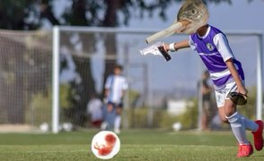 Galeriebild: Fußballspieler mit Zigarette und Pistole