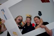 Fotobox Bild von 3 Frauen mit Polaroidrahmen und lustigen Accessoires