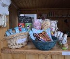 Foto der Verkaufsware: In zwei kleinen Körbchen werden verschiedene Schokoladenriegel angeboten, daneben auf der Verkaufstheke noch weitere Osternaschereien sowie Chips.