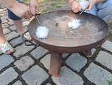 Anzünden mit Feuerstahl Anzünden von Watte mit Hilfe eines Feuerstahls