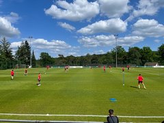 Spielfeld mit Spielern des 1. FC Kaiserslautern