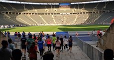 Foto: Vom Westtor ins Stadion mit Blick auf die großen Tribünen