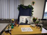 Arbeitsplatz Friseur Foto vom angesichts des Projekttages eingerichteten Arbeitsplatzes eines/einer Friseur*in.