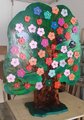 Bunter Baum mit Obst und Blumen aus Holz Foto: Bunter Baum mit Obst und Blumen aus Holz