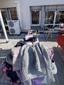 Flohmarktstand mit Textilien Flohmarktstand mit Textilien