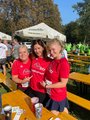 Teamkapitänin Teamkapitänin gemeinsam mit zwei Kolleginnen