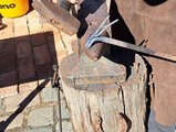 Eisenbearbeitung Bearbeitung von Eisen am Amboss, mit Hilfe eines Schmiedehammers