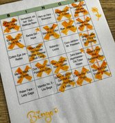Bingo-Spielkarte mit Musiktiteln und Kreuzchen 
