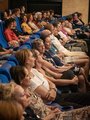 Fachtagung Depression Foto von der Seite in den mit Zuhörer*innen gefüllten Kinosaal