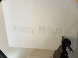 Foto eines Roboterarmes beim Schreiben des Wortes Mickey Maus