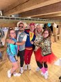 Kolleg*innen des BTZ im 80er Jahre Outfit Foto: Kolleg*innen des BTZ farbenfroh im 80er Jahre Outfit