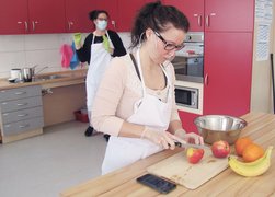 Galeriebild: Zwei Frauen arbeiten in der Küche des TTZ Kamen 