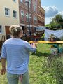 Foto: Frau beim Büchsenwerfen