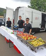 Drei Personen stehen hinter dem Catering-Tisch