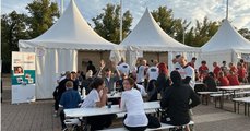 Foto: die beiden Teams beim gemeinsamen Feiern auf dem Olympischen Platz