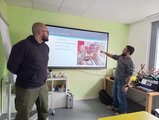 Foto: Zwei Mitarbeitende der Firma Fissek bei der Präsentation am Whiteboard.