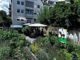 Foto des Gartens mit Teilnehmenden des Festes